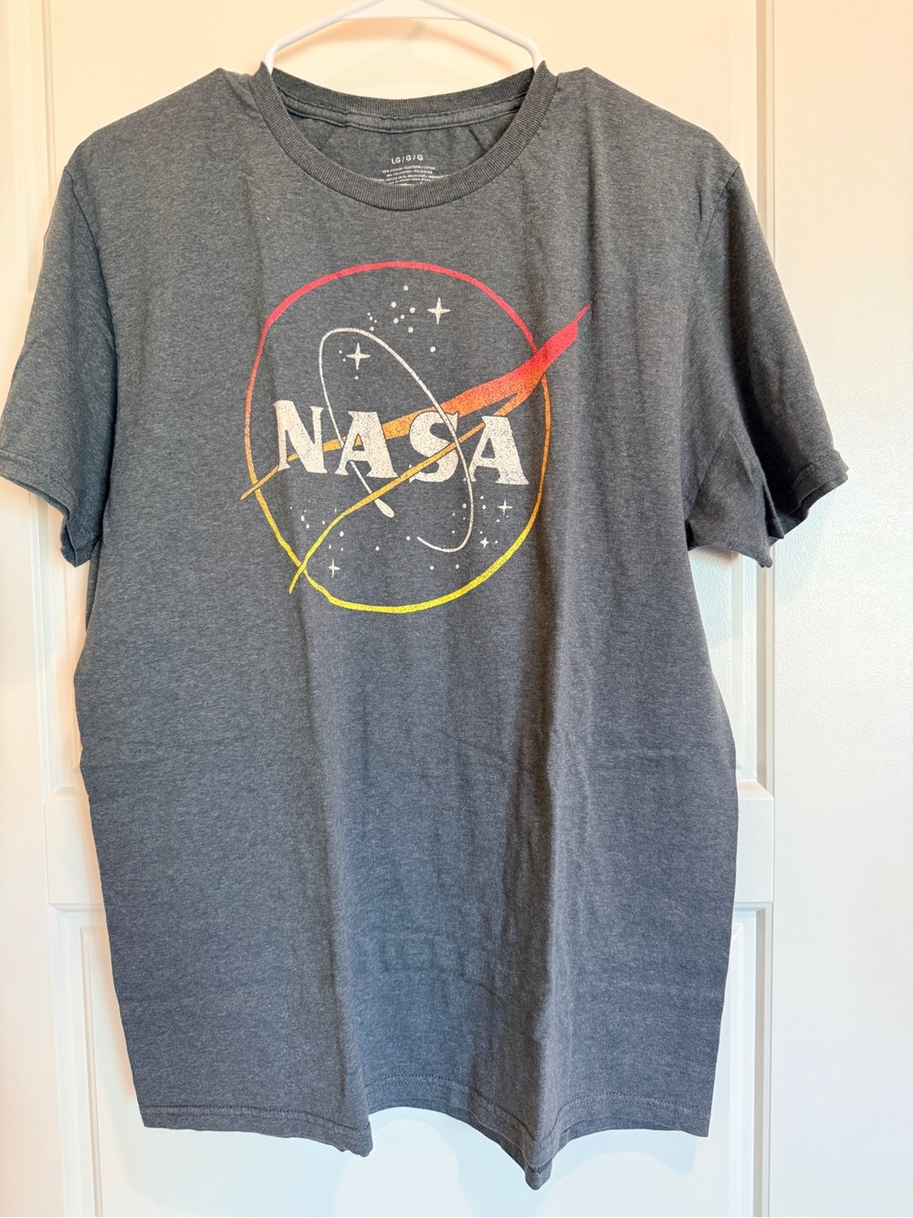 Men’s Sz Large NASA Logo Graphic Tee in Charcoal